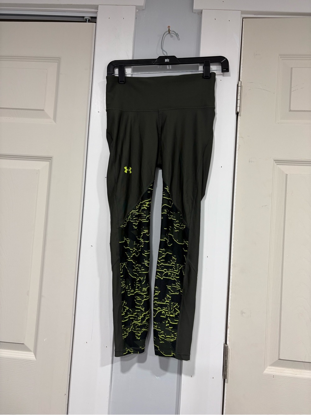 Under Armour HeatGear Compression Leggings Women’s Small Green Camo Athletic